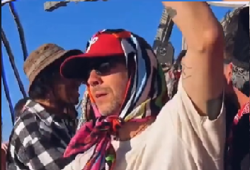 Adam Port en el Burning Man de 2022 llevando el pañuelo de seda