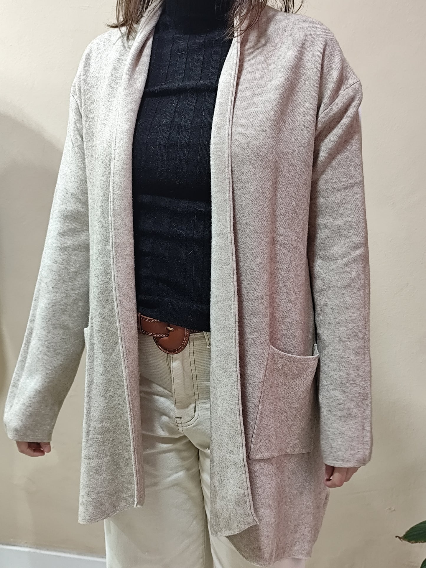 Cárdigan largo en tejido grueso con bolsillos